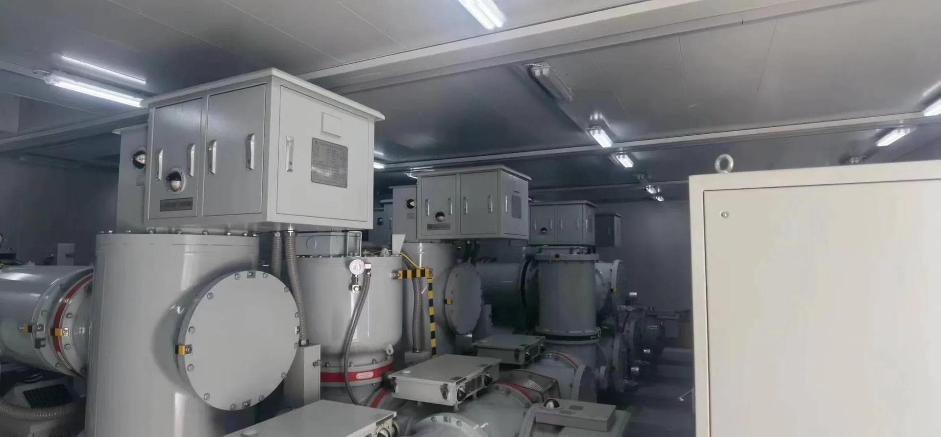 Switchgear and busbar layout inside the E-House module