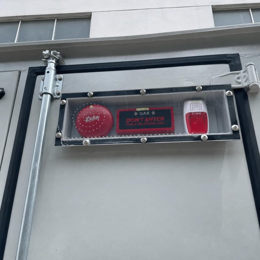 External fire and gas warning panel at cabin door