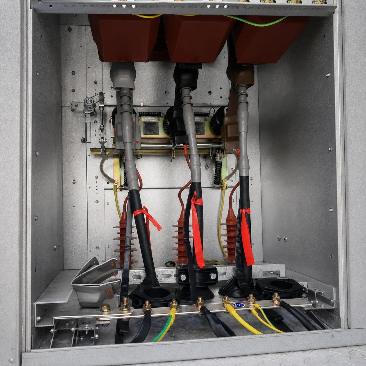 Medium-voltage cable terminations, surge arresters and cable screens bonded to the PE bar