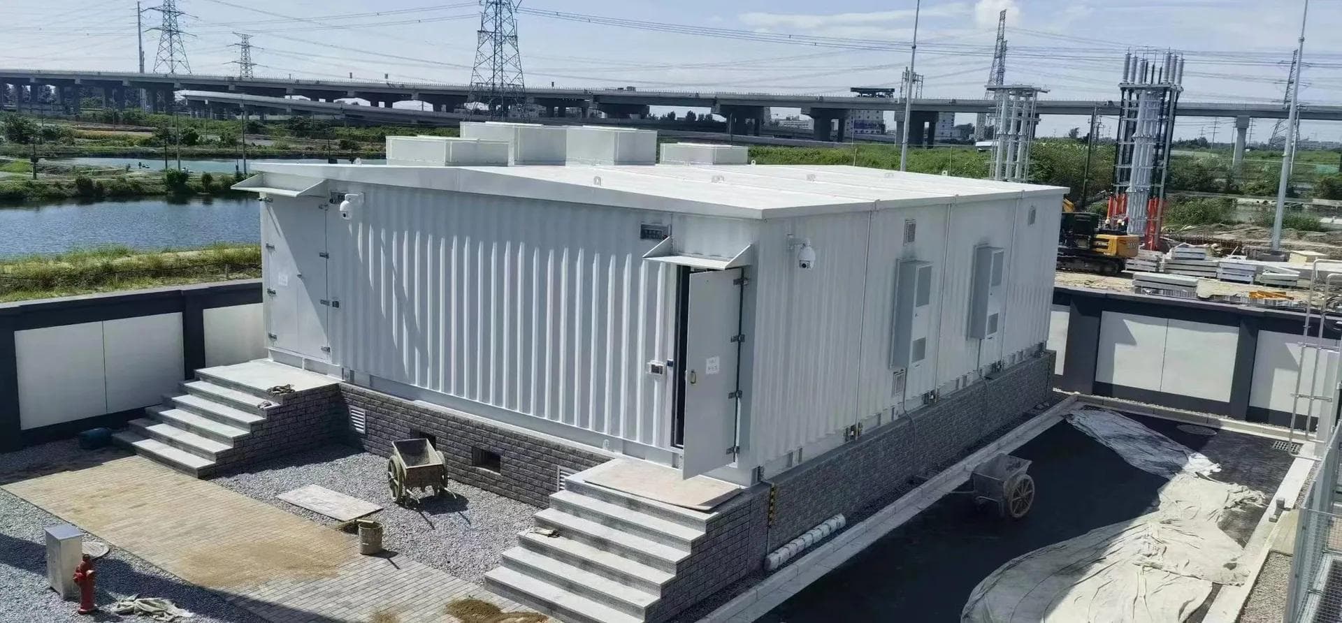 First-level enclosure completed during construction